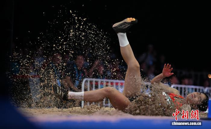 心愉以, 会女子跳远, 决赛中